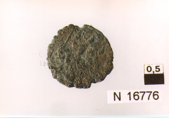 R/ busto drapppeggiato e diademato di imperatore non id. a destra; V/ imperatore stante a sinistra con globo e lancia (moneta, follis) (sec. IV d.C)