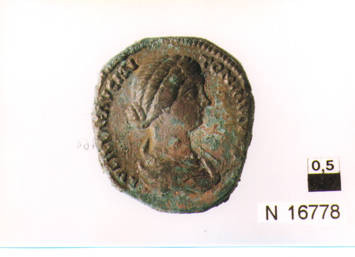 R/ busto drappeggiato e diademato di imperatore a destra; V/ imperatore in abiti militari stante a sinistra (moneta, follis) (sec. IV d.C)