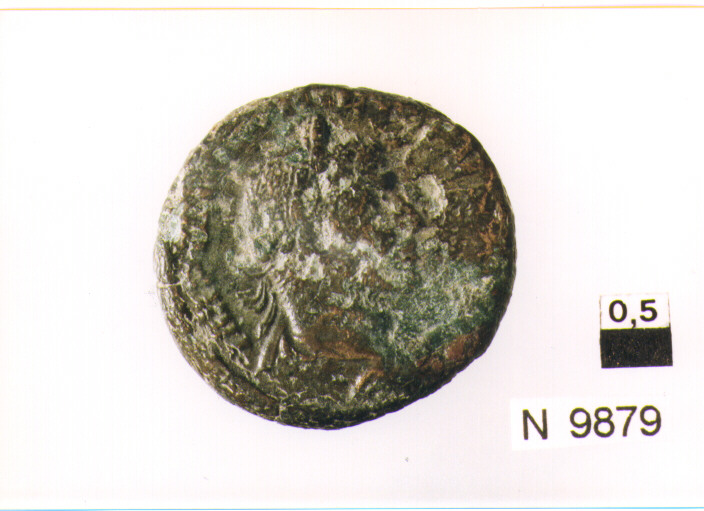 R/ busto drappeggiato, corazzato e diademato di Costantino II a destra; V/ due soldati stanti tra uno stendardo volti l'uno verso l'altro (moneta, follis) (sec. IV d.C)