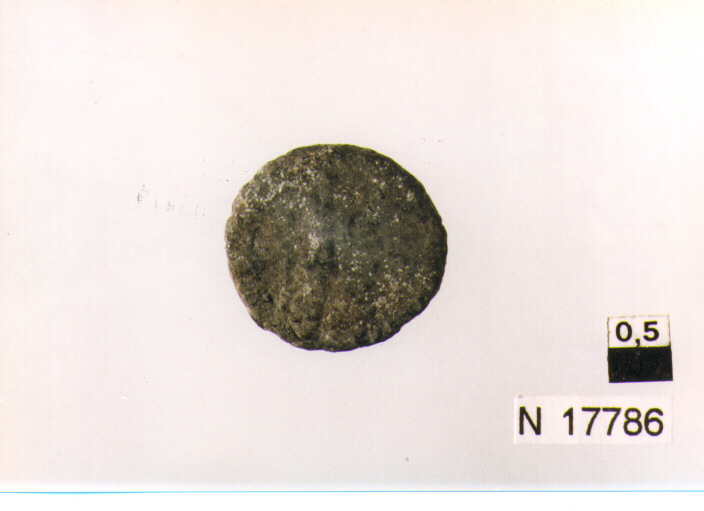 R/ testa velata di Massimiano a destra; V/ aquila stante a sinistra (moneta, follis) (sec. IV d.C)