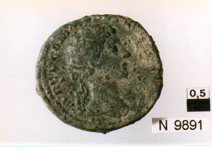 R/ testa radiata di Claudio a destra; V/ altare (moneta, antoniniano) (sec. III d.C)