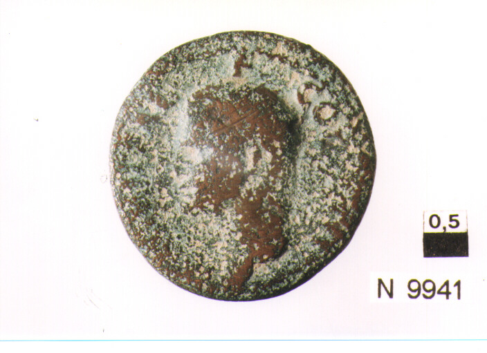 R/ testa nuda di Claudio a sinistra; V/ figura drappeggiata femminile seduta a sinistra (moneta, dupondio) (sec. I d.C)