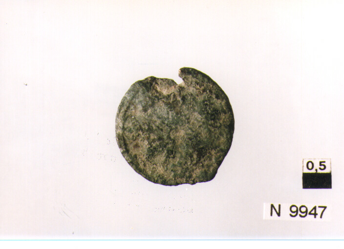 R/ busto di imperatore a destra; V/ imperatore in abiti militari a sinistra colpisce cavaliere caduto (moneta, follis) (sec. IV d.C)