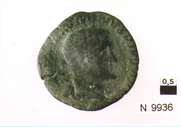 R/ busto di Claudio II radiato a destra; V/ Salus stante a sinistra con scettro e patera, nutre un serpente su un altare (moneta, antoniniano) (sec. III d.C)