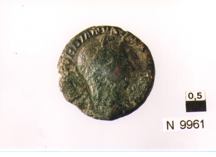 R/ testa laureata di Adriano a destra; V/ Salus stante a sinistra nutre un serpente avvolto ad un altare (moneta, asse) (sec. II d.C)