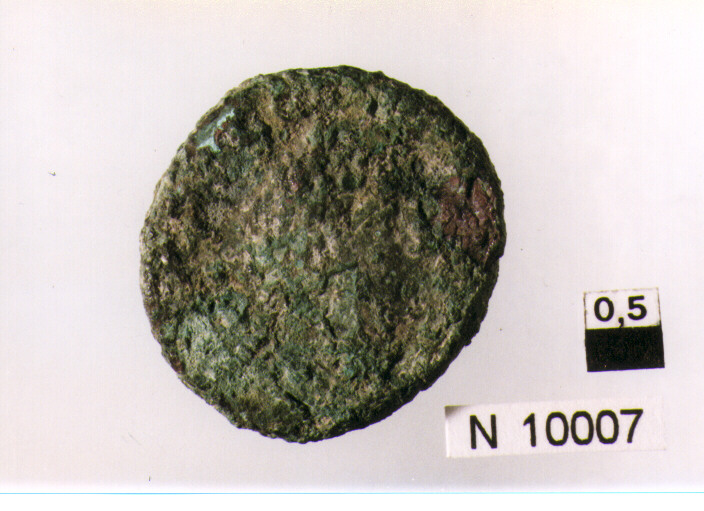 R/ busto drappeggiato, corazzato ed iademato di imperatore a destra; V/ vittoria stante a sinistra (moneta, follis) (sec. IV d.C)