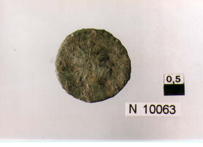 R/ busto di imperatore Licinio(?) radiato a destra; V/ corona d'alloro contenente iscrizione (moneta, follis) (sec. IV d.C)