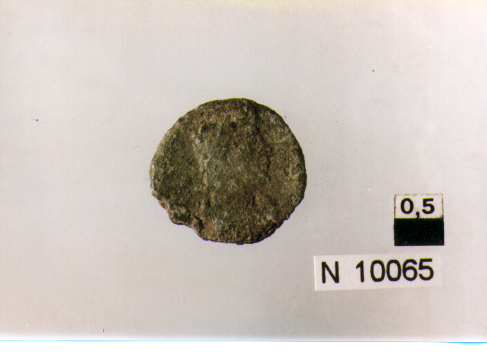 R/ busto diademato a destra; V/ due soldati stanti rivolti l'uno verso l'altro tra uno stendardo (moneta, follis) (sec. IV d.C)