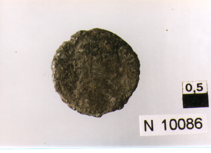 R/ busto di Diocleziano(?) a destra; V/ Giove(?) stante a sinistra (moneta, follis) (secc. III/ IV d.C)