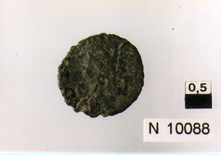 R/ testa radiata di Claudio II a destra; V/ altare (moneta, antoniniano) (sec. III d.C)