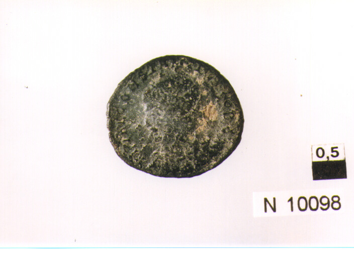 R/ busto elmato e corazzato di imperatore a sinistra; V/ imperatore a sinistra in abiti militari colpisce cavaliere caduto (moneta, follis) (sec. IV d.C)