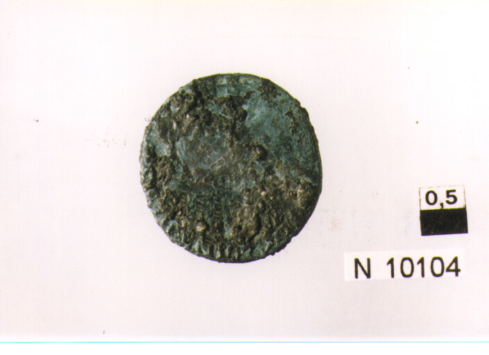 R/ testa radiata di Claudio(?) a destra; V/ altare (moneta, antoniniano) (sec. III d.C)