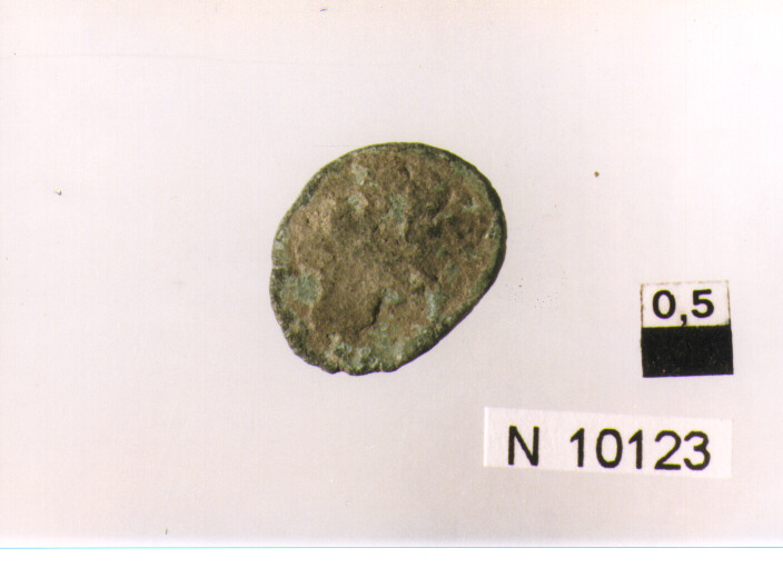 R/ busto elmata a sinistra; V/ illeggibile (moneta, follis) (sec. IV d.C)