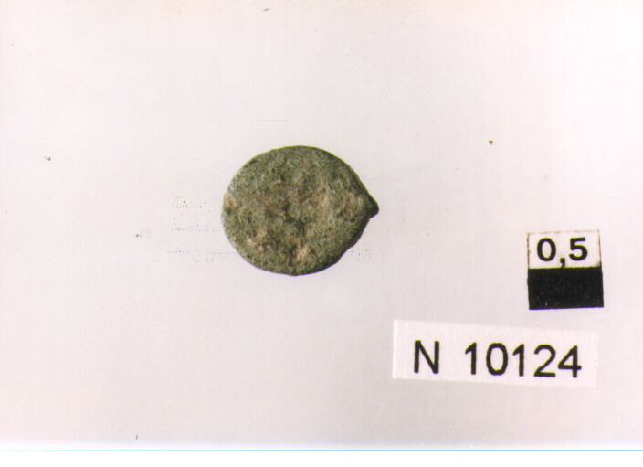 R/ busto elmato di Costantinopoli a sinistra; V/ vittoira a sinistra (moneta, follis) (sec. IV d.C)