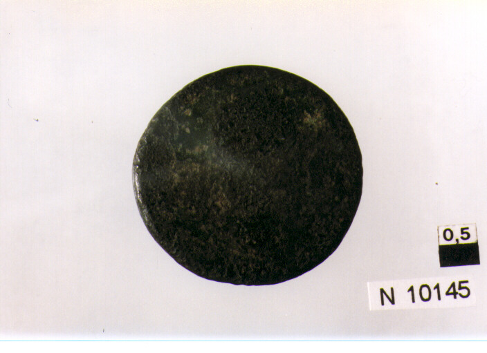 R/ busto diademato a destra; V/ due soldati stanti tra uno stendardo (moneta, follis) (sec. IV d.C)