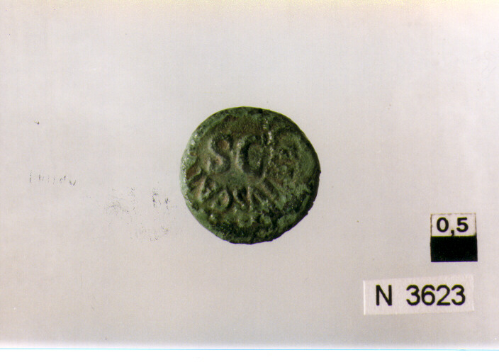 R/ lettere nel campo; V/ altare ornato con ghirlanda (moneta, quadrante) (sec. I a.C)