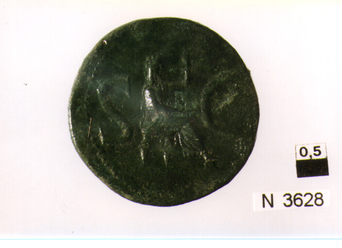 R/ testa radiata di Augusto as inistra stella sulla testa, fulmine davanti; V/ figura femminile drappeggiato seduta a destra con patera e scettro (moneta, asse) (sec. I d.C)