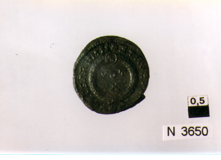 R/ testa diademata di Costantino II(?) a destra; V/ corona d'alloro contenente iscrizione (moneta, follis) (sec. IV d.C)