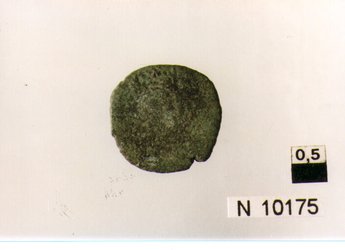 R/ illeggibile; V/ imperatore in abiti militari stante a sinistra (moneta, centenionalis) (sec. IV d.C)