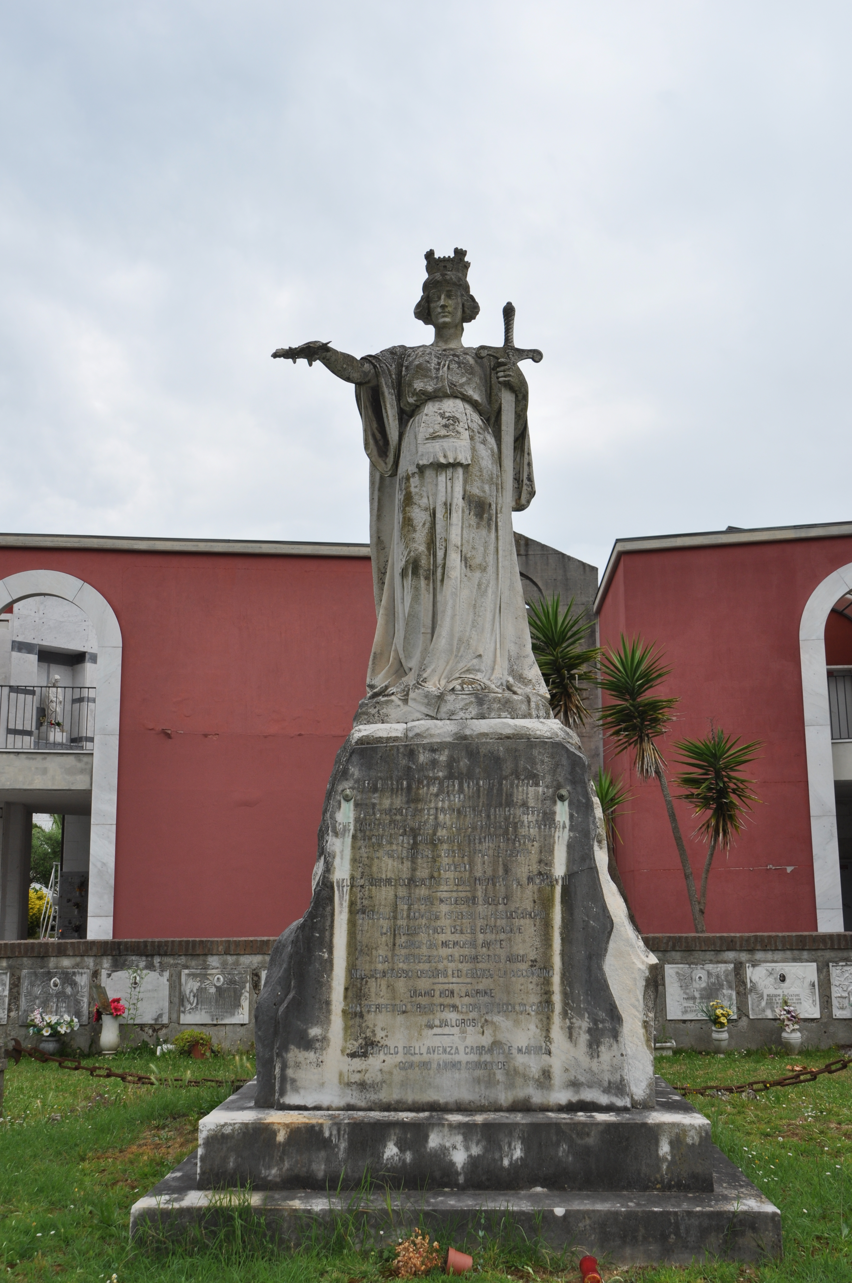 monumento ai caduti - a montagna figurata - ambito carrarese (primo quarto sec. XX)