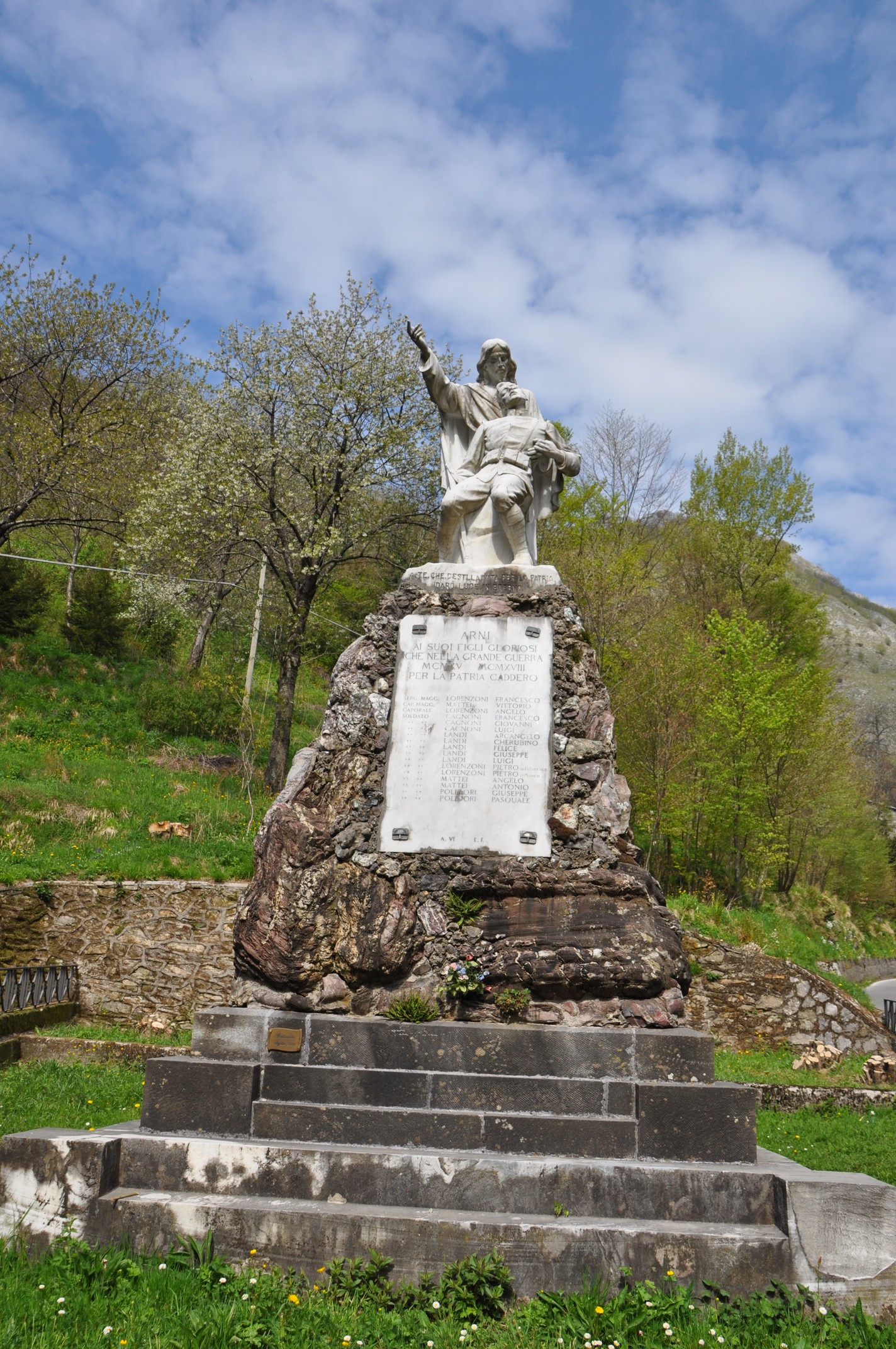 monumento ai caduti - a cippo di Bozzano Antonio (secondo quarto sec. XX)