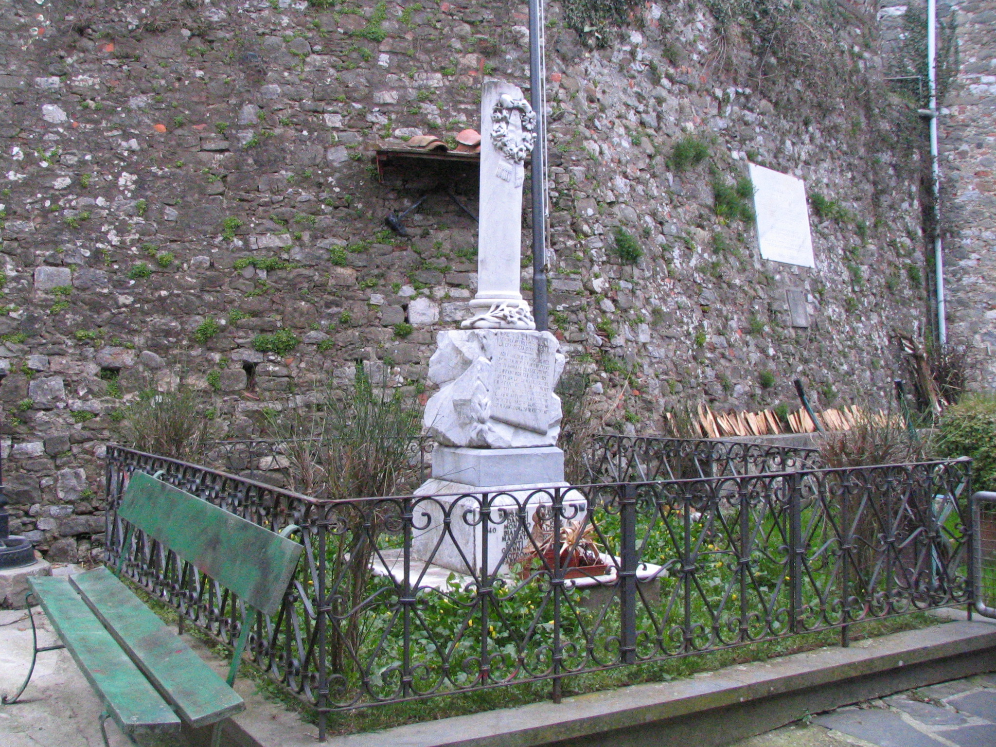 monumento ai caduti - a colonna spezzata - ambito toscano (prima metà sec. XX)