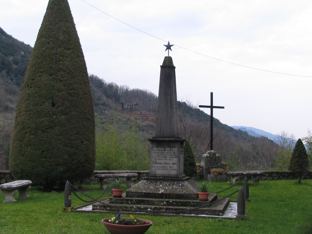 monumento ai caduti - ad obelisco, elemento d'insieme - ambito lucchese (prima metà sec. XX)