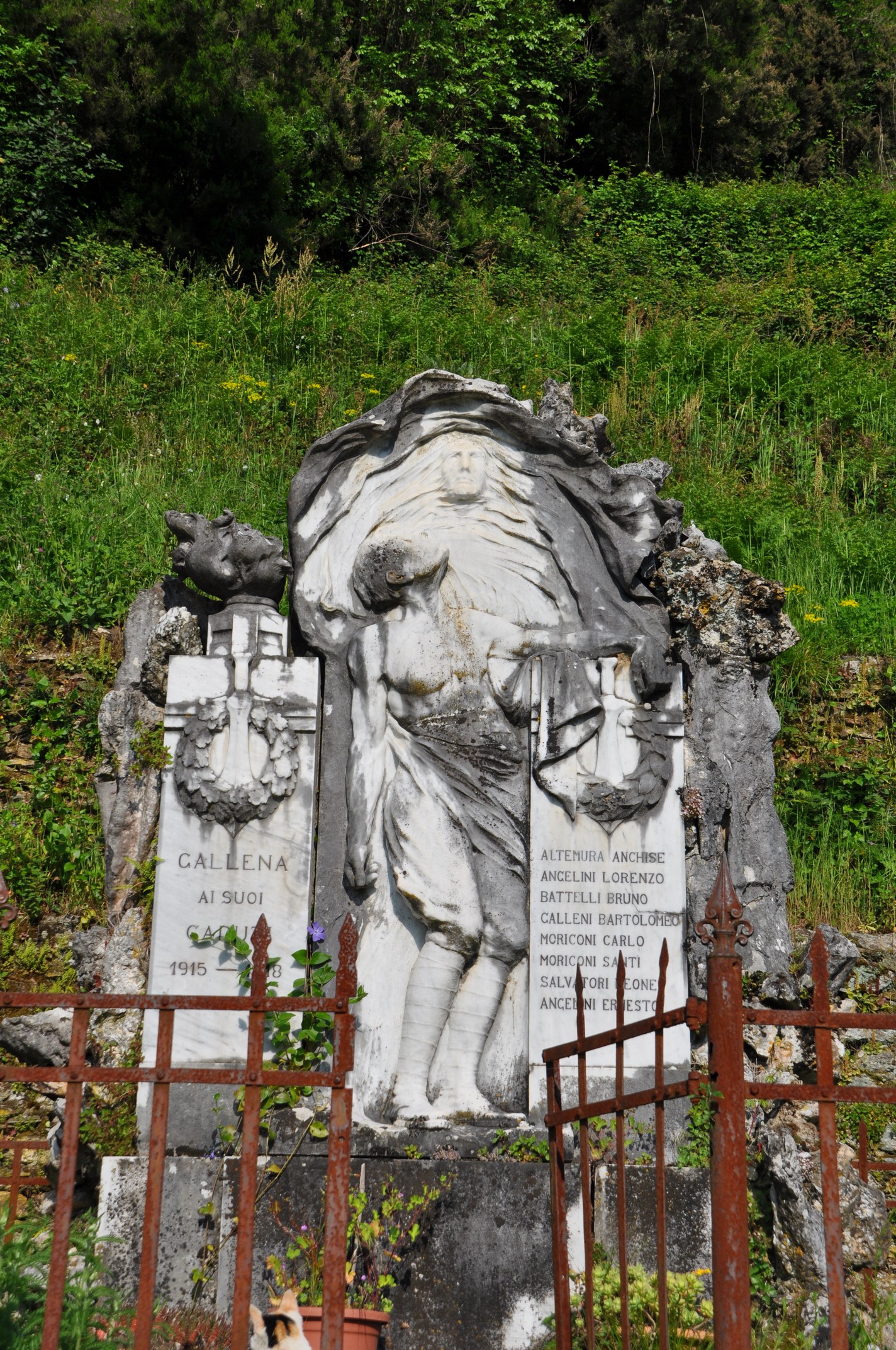 monumento ai caduti - a montagna figurata di Pellegrini Aldo (prima metà sec. XX)