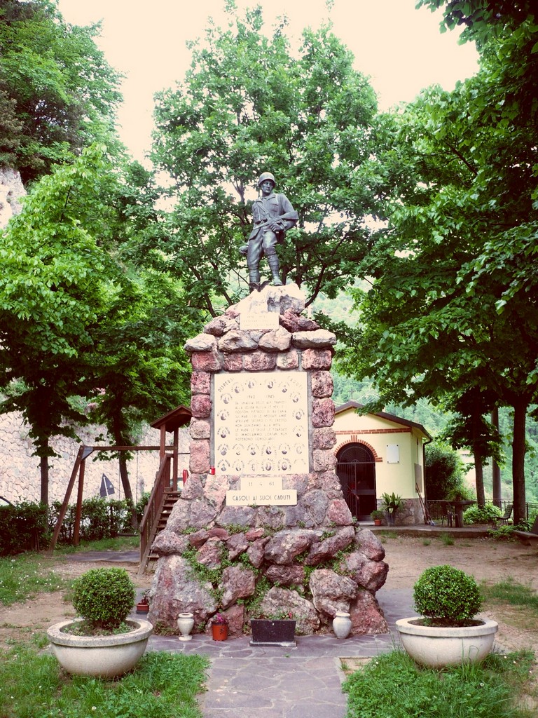 monumento ai caduti - a montagna figurata di Silvio Benedetti (terzo quarto sec. XX)