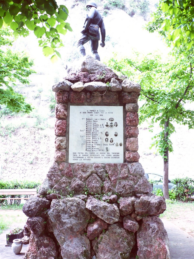 monumento ai caduti - a montagna figurata di Silvio Benedetti (terzo quarto sec. XX)
