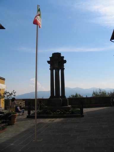 monumento ai caduti - a tempietto - ambito toscano (prima metà sec. XX)