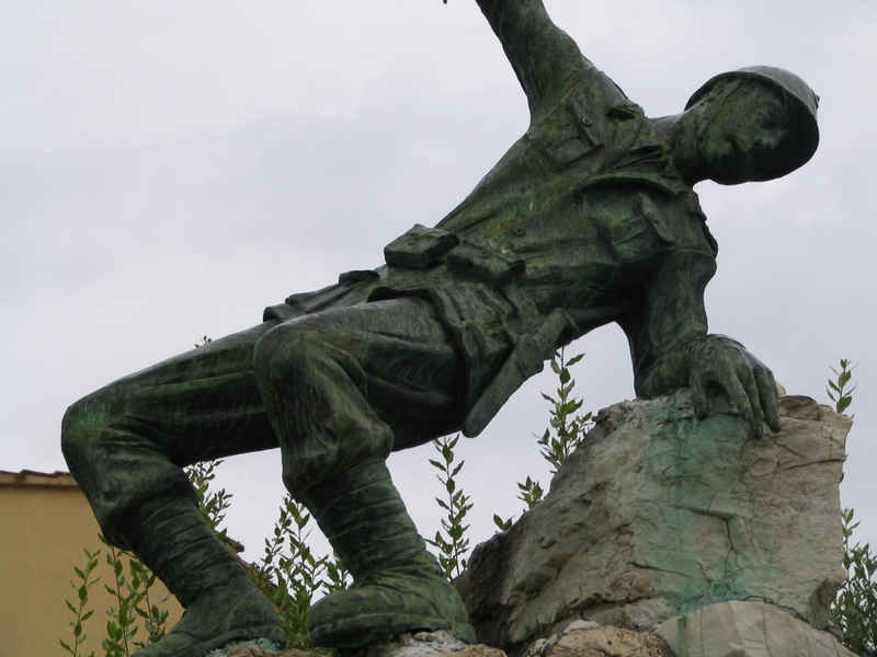 Morte del soldato (monumento ai caduti - a cippo) - ambito toscano (sec. XX)