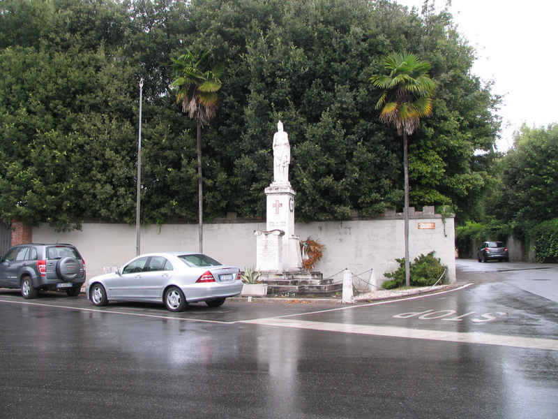 Allegoria della Patria che protegge un fanciullo (monumento ai caduti - ad ara) di Franceschi Aurelio (sec. XX)