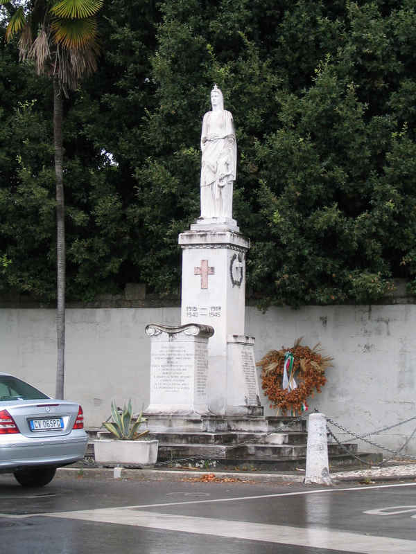 Allegoria della Patria che protegge un fanciullo (monumento ai caduti - ad ara) di Franceschi Aurelio (sec. XX)