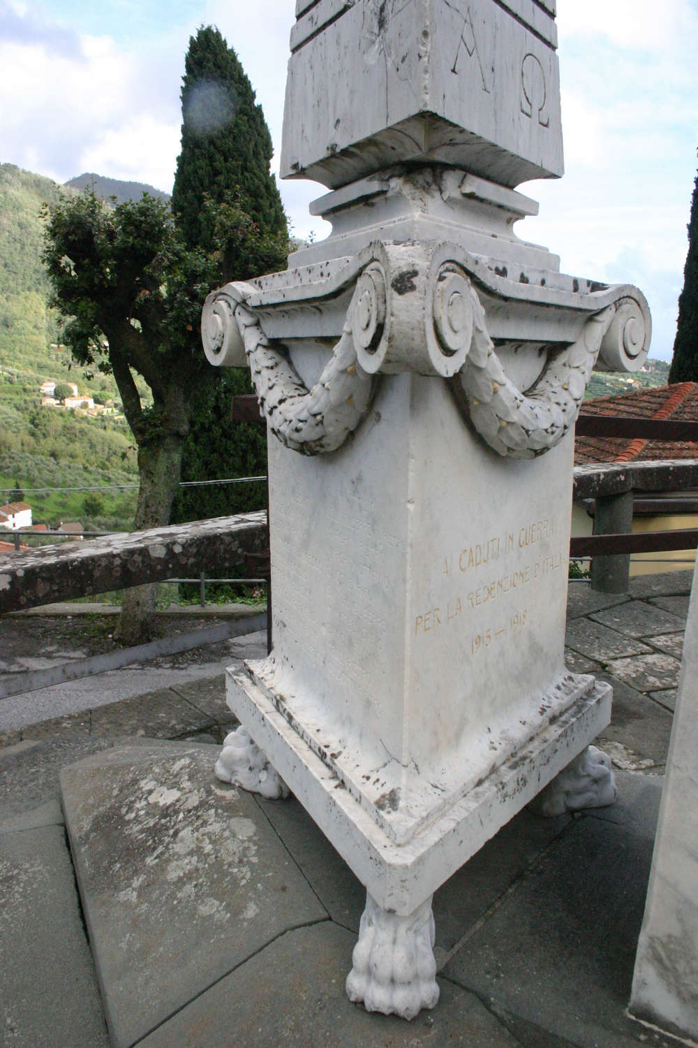 monumento ai caduti - ad obelisco di Angeloni G. e figlio (laboratorio) (prima metà sec. XX)