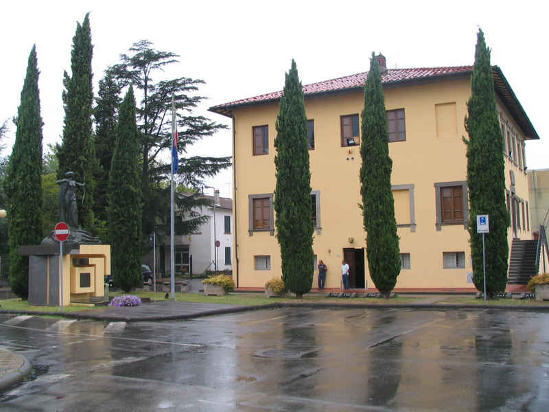 Allegoria della morte del soldato (fante), Vittoria come donna armata (monumento ai caduti) di Angeloni Alfredo (sec. XX)