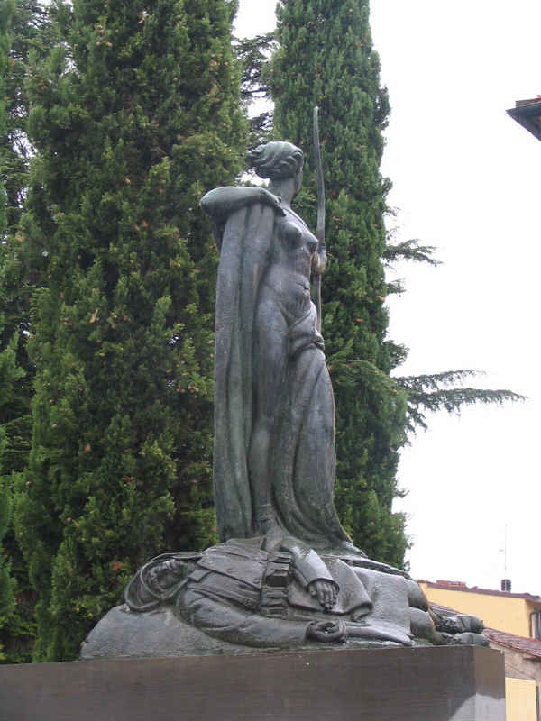 Allegoria della morte del soldato (fante), Vittoria come donna armata (monumento ai caduti) di Angeloni Alfredo (sec. XX)