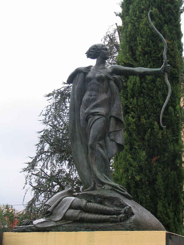 Allegoria della morte del soldato (fante), Vittoria come donna armata (monumento ai caduti) di Angeloni Alfredo (sec. XX)
