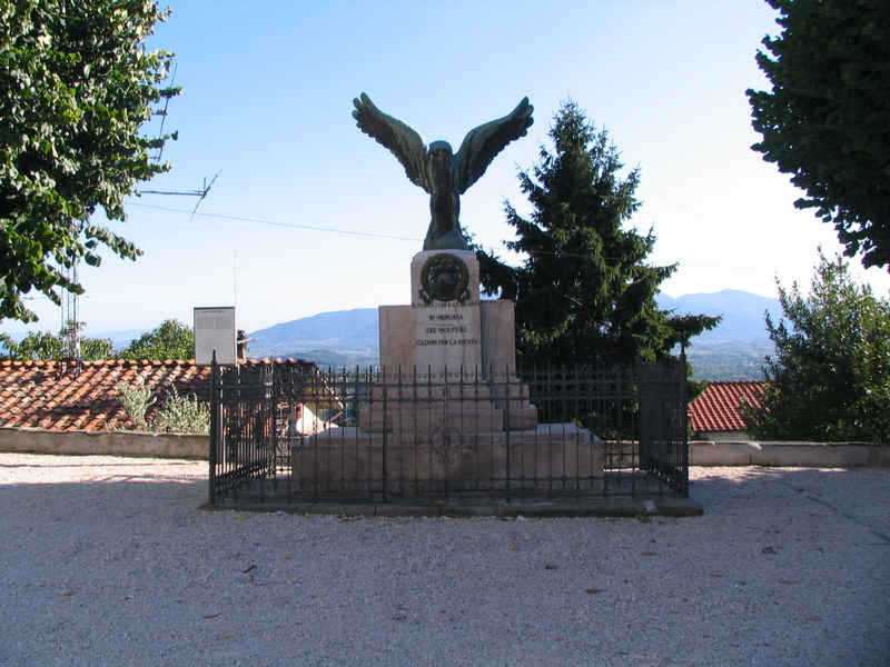 Allegoria della Vittoria come aquila (monumento ai caduti - ad ara) di Giovannini Agostino (sec. XX)