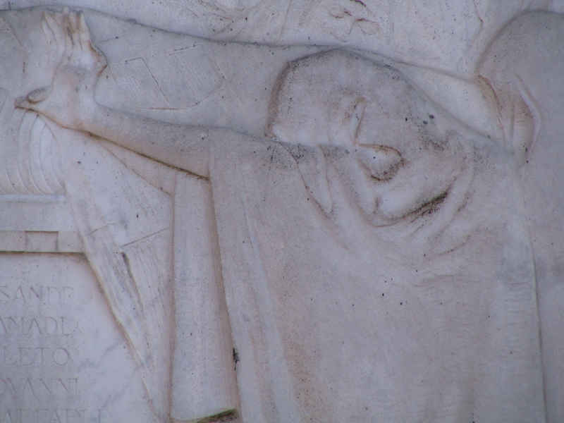 Il compianto del soldato (monumento ai caduti - a lapide) di Angeloni Alfredo (sec. XX)