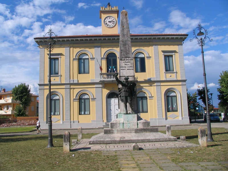 Figura di soldato (fante) che porta la bandiera e una ghirlanda (monumento ai caduti - ad obelisco) di Grassi Siro Walfredo (sec. XX)