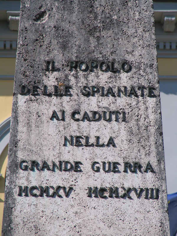 Figura di soldato (fante) che porta la bandiera e una ghirlanda (monumento ai caduti - ad obelisco) di Grassi Siro Walfredo (sec. XX) <br>Condizioni d'uso: <a class='link-esterno' href='https://docs.italia.it/italia/icdp/icdp-pnd-circolazione-riuso-docs/it/v1.0-giugno-2022/testo-etichetta-BCS.html' target='_bcs'>Beni Culturali Standard (BCS)</a>