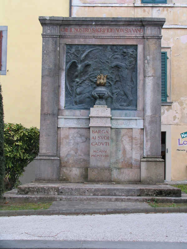 Aquila reale e leone rampante (monumento ai caduti) di Petroni Francesco (sec. XX)