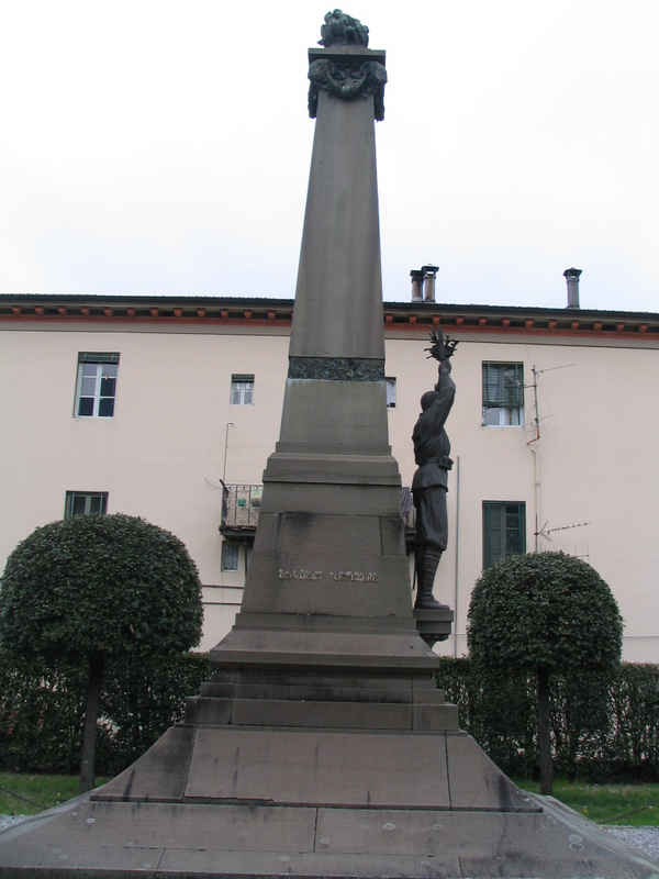 Figura di soldato: fante (monumento ai caduti - ad obelisco) di Del Guerra Ubaldo, Malerbi Gilberto (sec. XX)