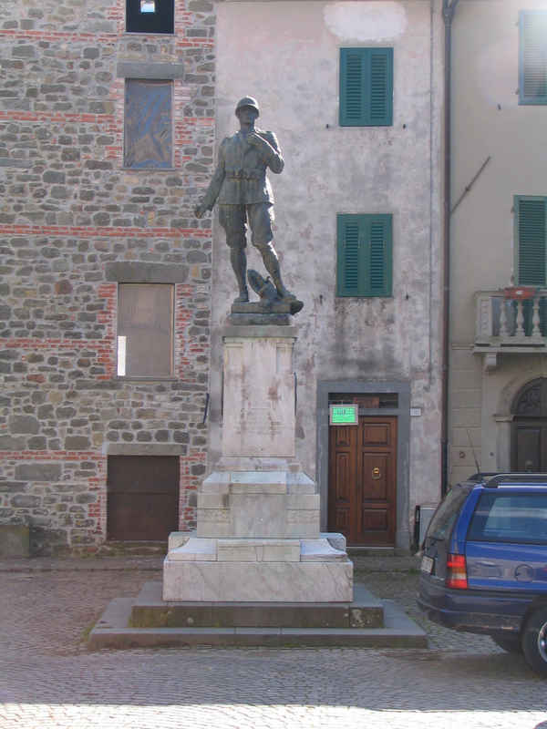 Figura di soldato: fante, aquila bicefala (monumento ai caduti) di Simoni Edoardo (sec. XX)