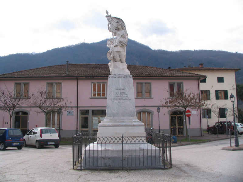 allegoria del sacrificio del soldato per la Patria (monumento ai caduti - ad ara) di Passaglia Augusto, Frati Socrate (sec. XX)