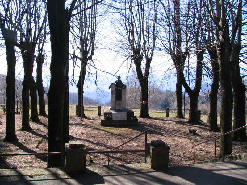 Allegoria della Patria come donna vestita all'antica (monumento ai caduti - a stele) di Petroni Francesco (sec. XX)