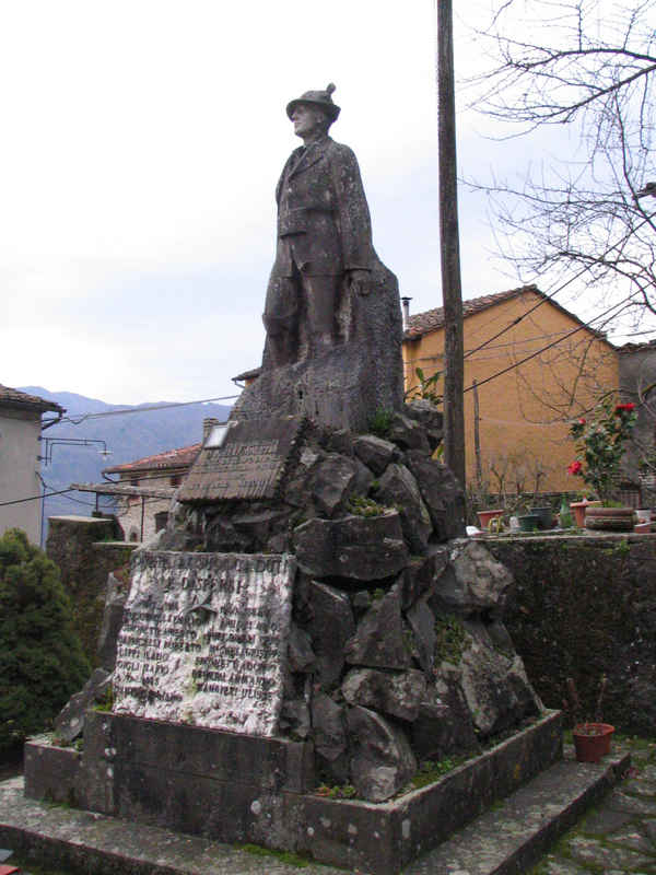 Figura di soldato: alpino (monumento ai caduti - a cippo) di Del Guerra Ubaldo (sec. XX)