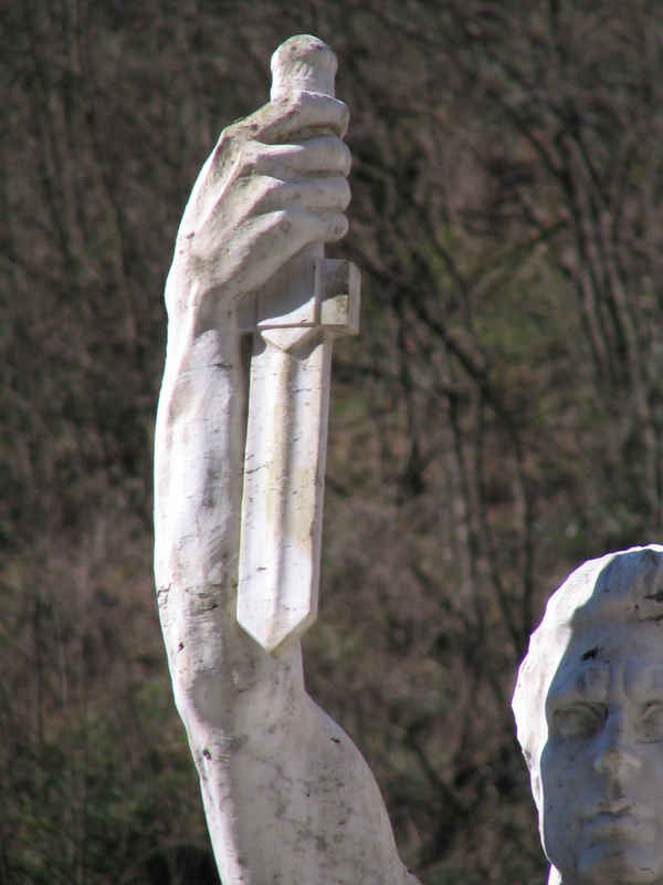 Allegoria del soldato come eroe antico (monumento ai caduti - ad ara) di Cheli Alberto (sec. XX)