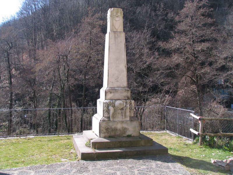 monumento ai caduti - ad obelisco di Simoni Edoardo (sec. XX)